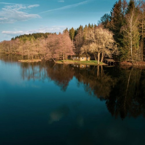 Cabane en bord de lac